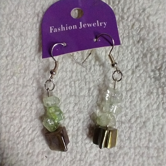 Green shell wire dangle earrings - Picture 1 of 2